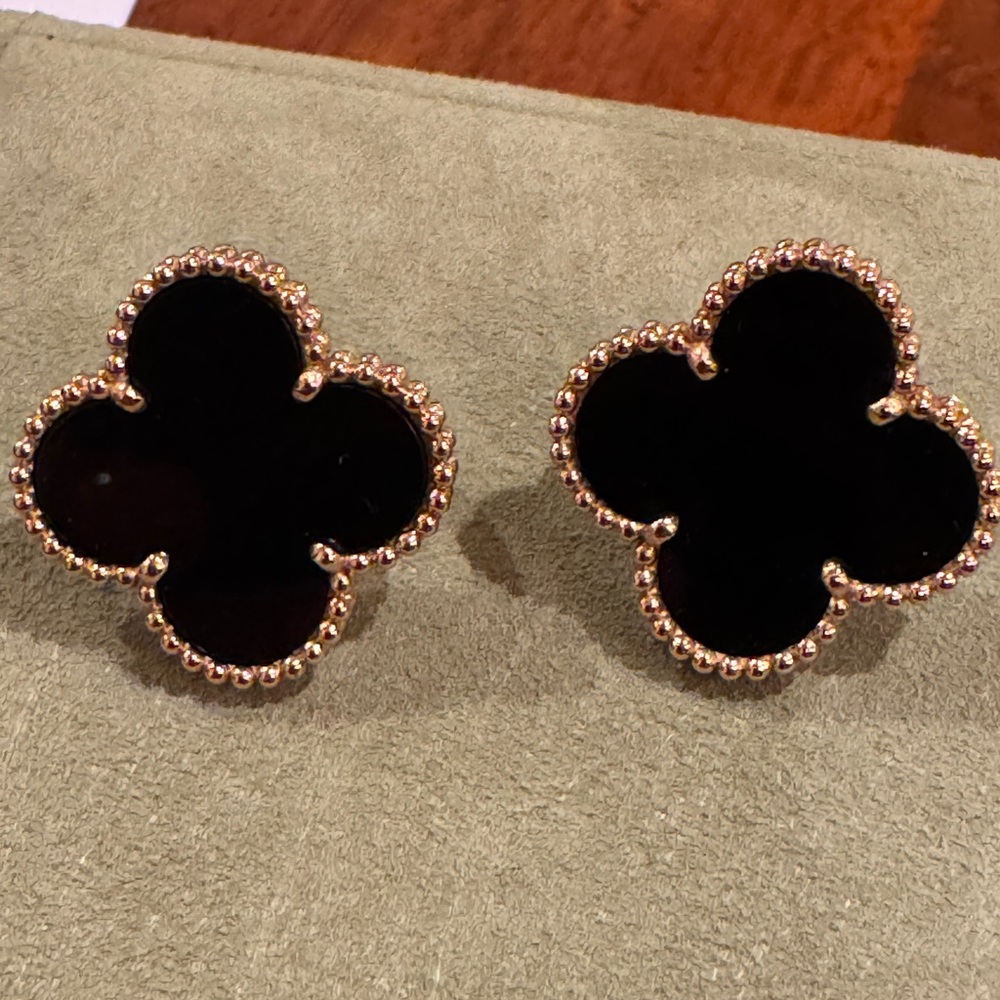 Van Cliff and Arpels Magic Alhambra earrings in yellow gold and onyx.